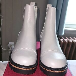 Off white chunky heel boot
